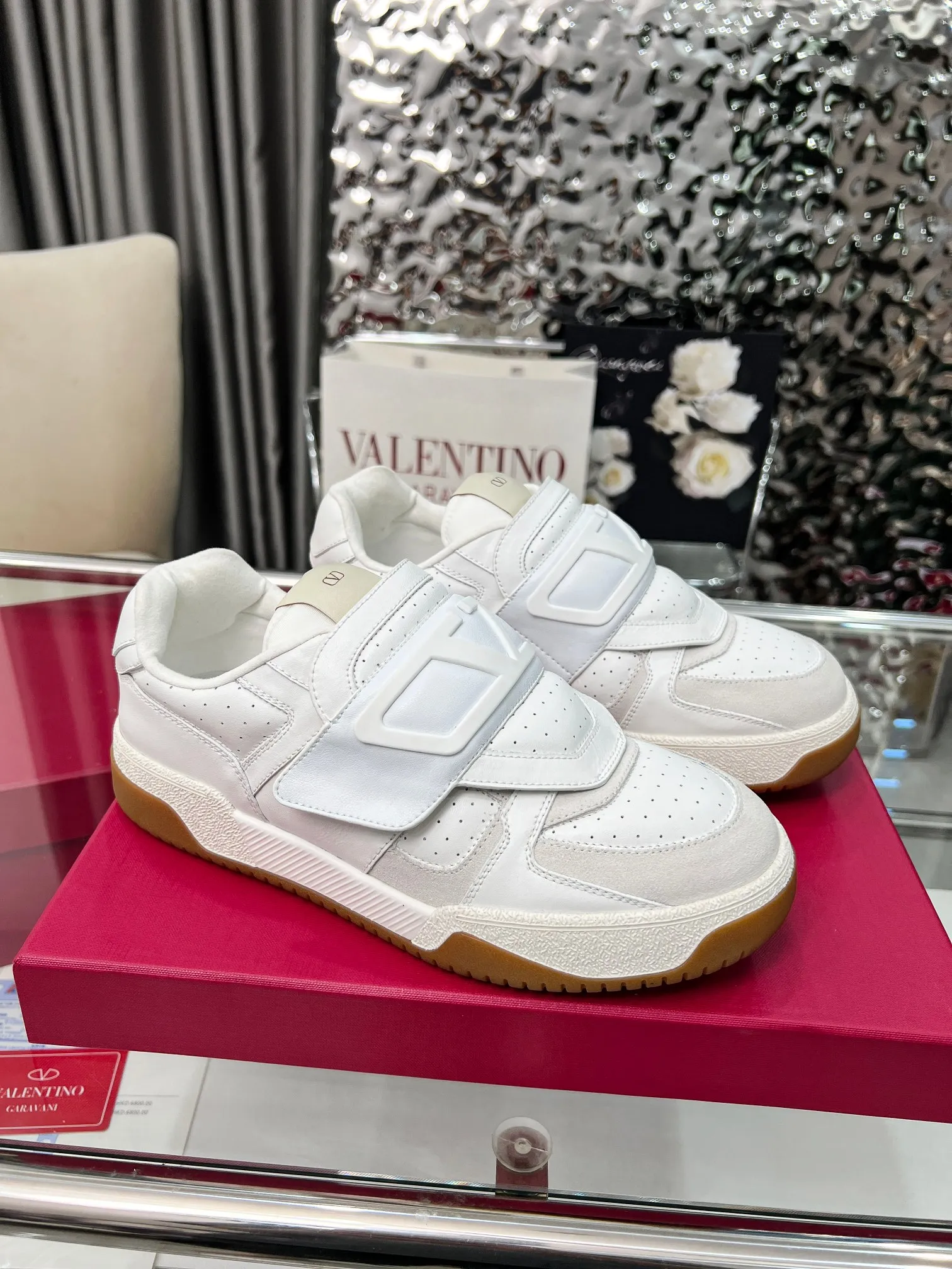 [Valentino] P: 680💰 Couple style, size: women 35-40▪️men 39-44 (customized at 45.46) Valentino 𝑶𝒏𝒆𝑺𝒕𝒖𝒅 Couple sports bread shoe series Valentino 2025 new couple sports shoes are on sale. The original ZP purchase and disassembly. Repeated pattern making and modification. 1:1 restoration! Top luxury masterpiece Velcro design Soft and comfortable imported calfskin brings excellent and elegant texture and excellent foot comfort Top purchasing version upper: imported calfskin surface/original oil edge craftsmanship Lining: water-dyed sheepskin lining Outsole: original development 𝐓𝐏𝐔 two-color combination outsole Packaging: original configuration complete package